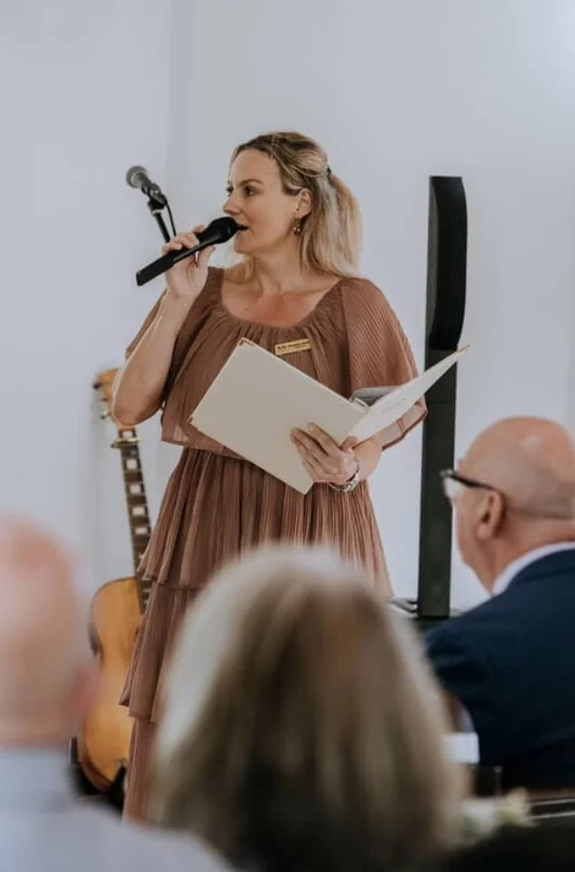 Amanda-Jensen-Weddings-Sunshine-Coast-marriage-celebrant-musician-MC-DJ-Neil-Hole-Photography