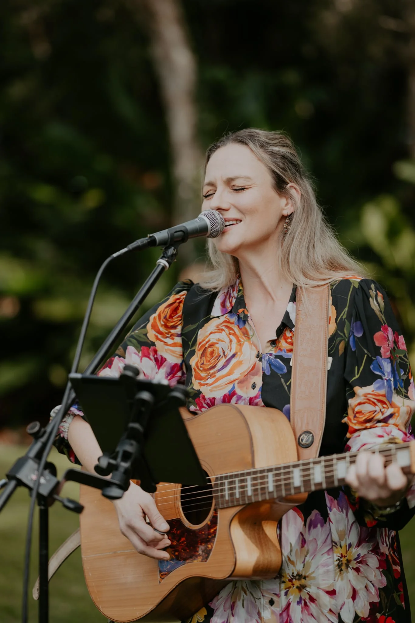 Amanda-Jensen-Weddings-Sunshine-Coast-marriage-celebrant-musician-MC-DJ-photo-Aesthete-Film-and-Photography