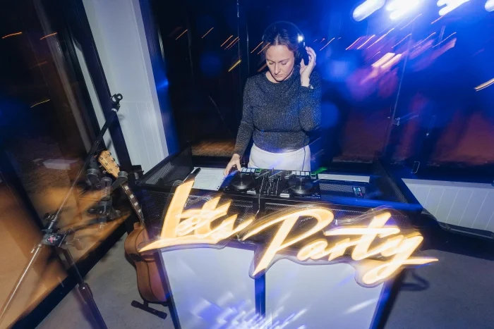 Amanda-Jensen-Weddings-Sunshine-Coast-marriage-celebrant-musician-MC-DJ-photo-Angela-Brushe-Photography 