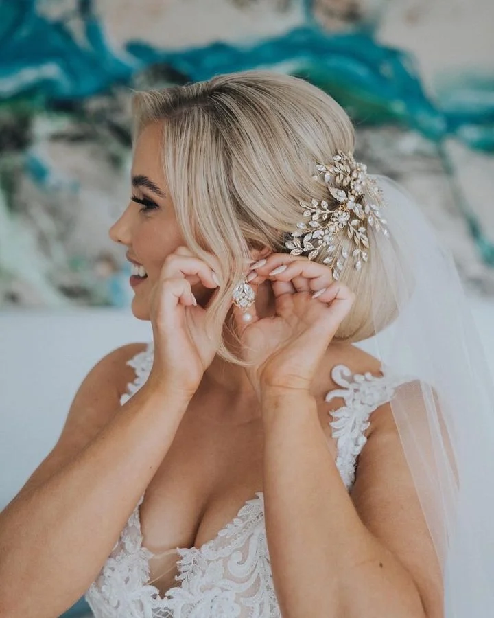 Best-wedding-updo-hairstyles-accessories-Michelle-Pagonis-Bridal-photo-@silaschau