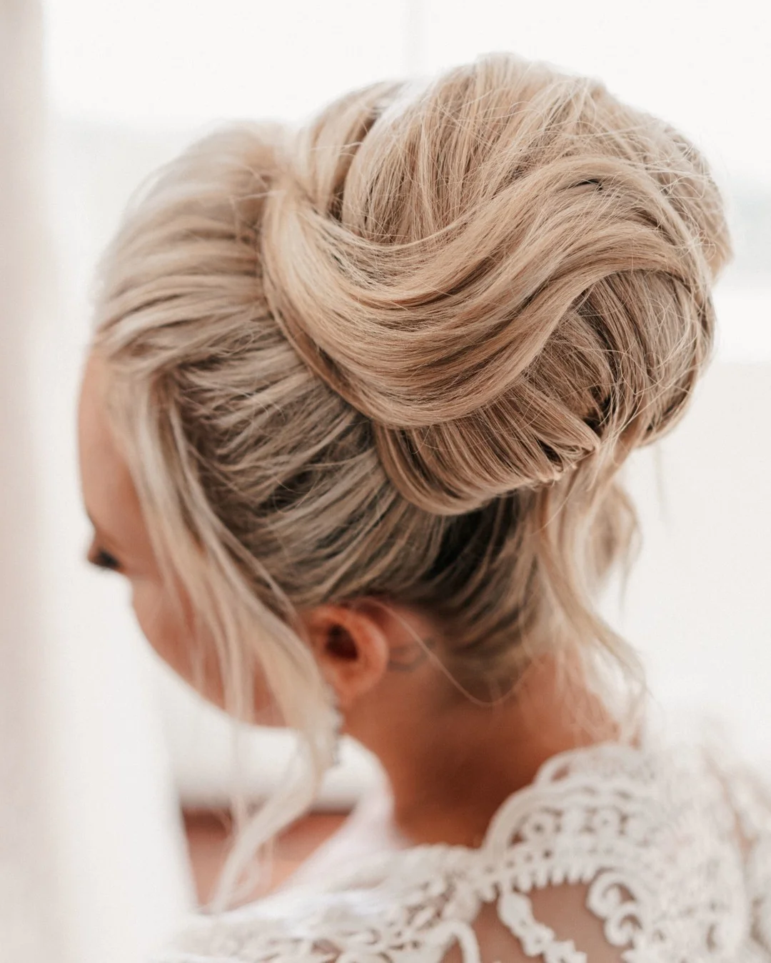 Best-wedding-updo-hairstyles-high-bun-Evalyn-Parsons-photo-luke-middlemiss-photography