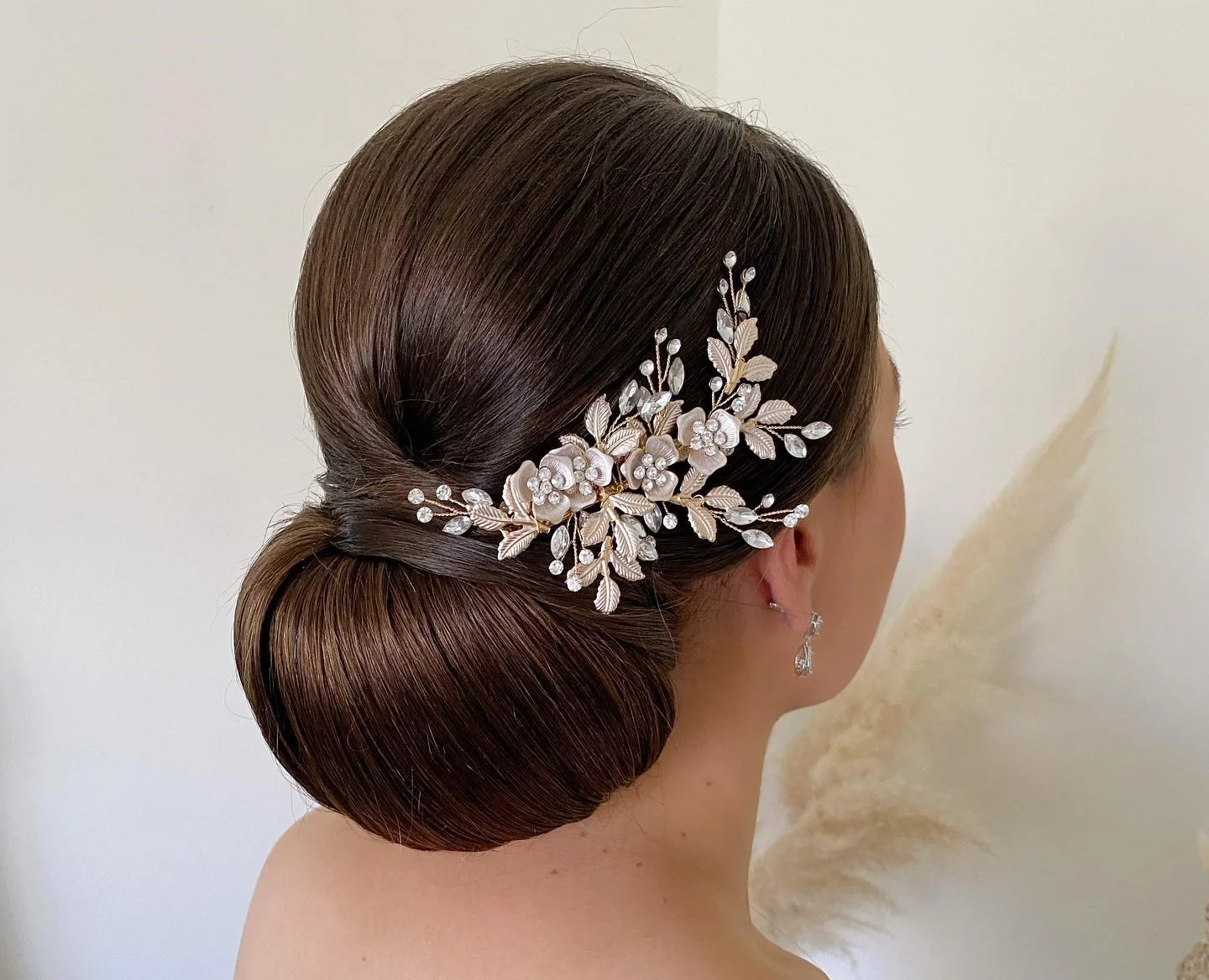 Best-wedding-updo-hairstyles-low-bun-pearly-hairstylist