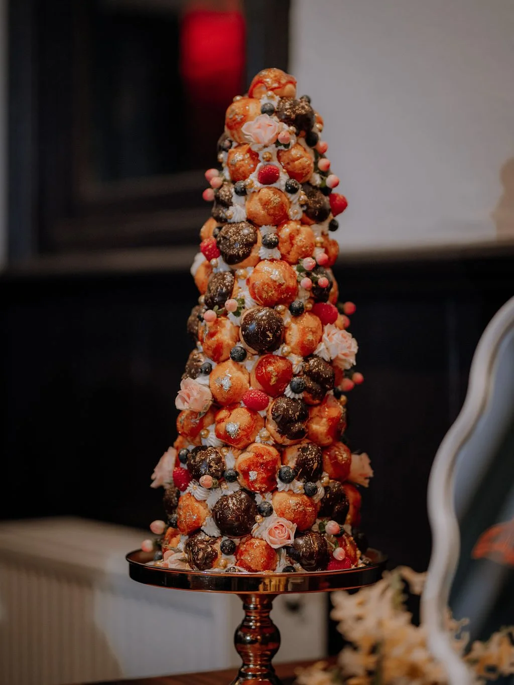 Neutral-wedding-ideas-inspiration-cake-by-Mad-About-Cakes-Melbourne-photo-@fotogenica_wp