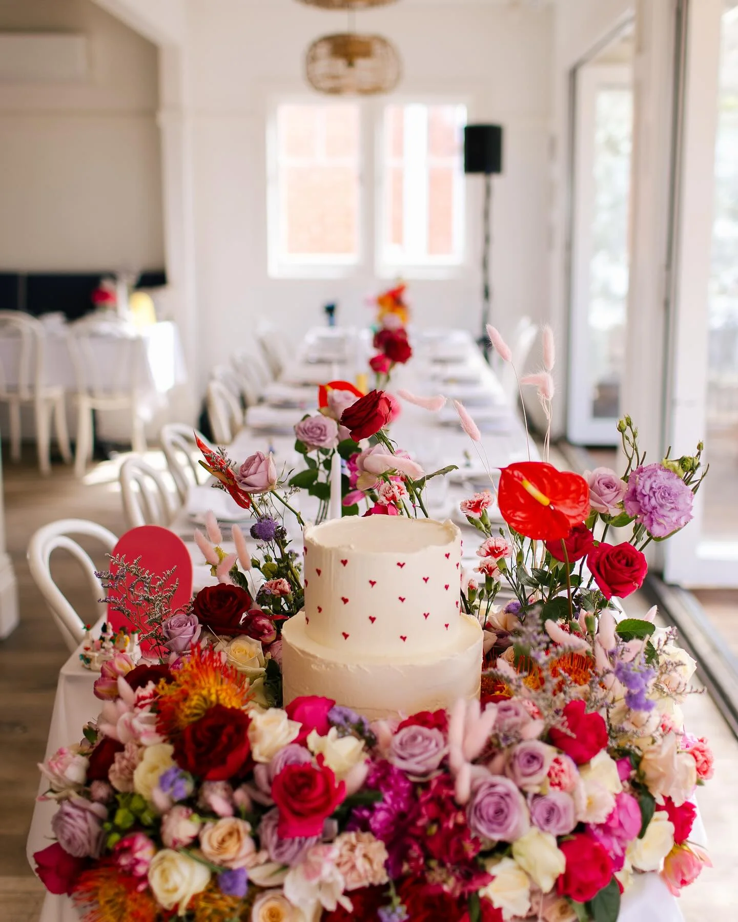 Red-wedding-ideas-inspiration-cake-by-Peninsula-Cake-Art-photo-@perlaphotography
