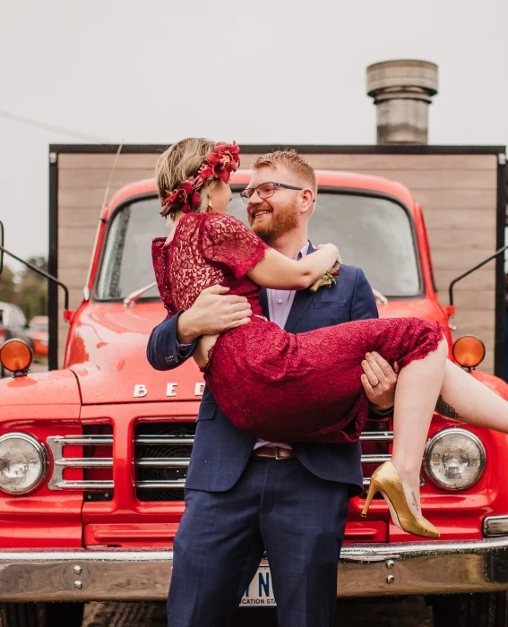 Red-wedding-ideas-inspiration-catering-Happy-Camper-Pizza