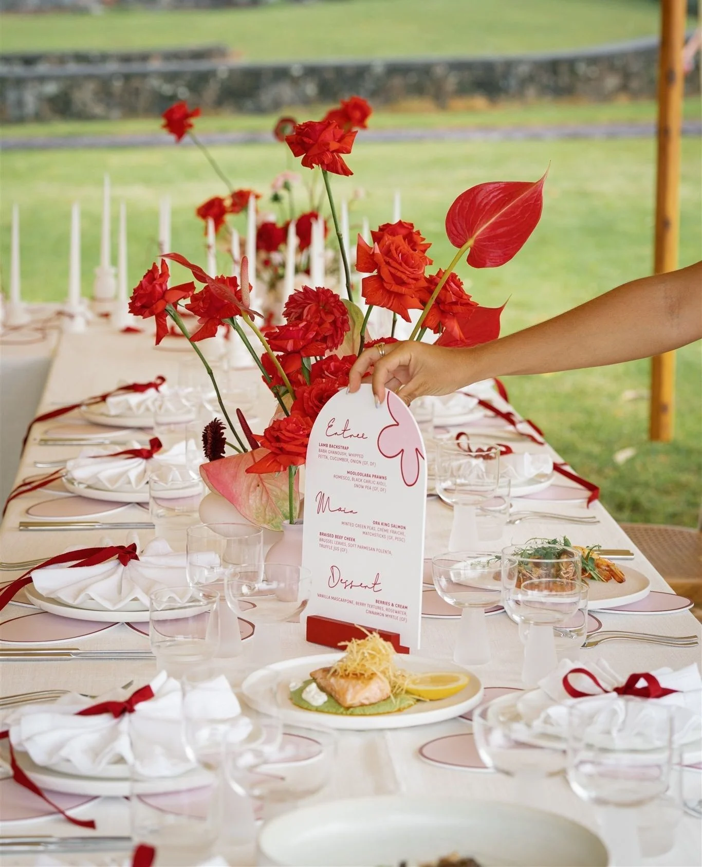 Red-wedding-ideas-inspiration-styling-Lovebird-Weddings-photo-@ash_and_stone