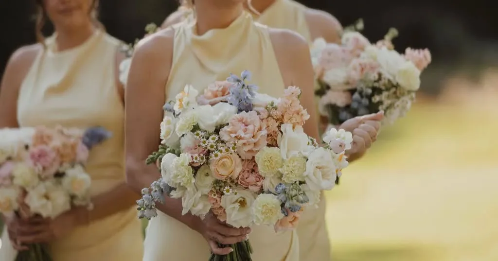 Yellow-wedding-ideas-inspiration-flowers-by-lunaria-botanical-photo-@xoxweddings