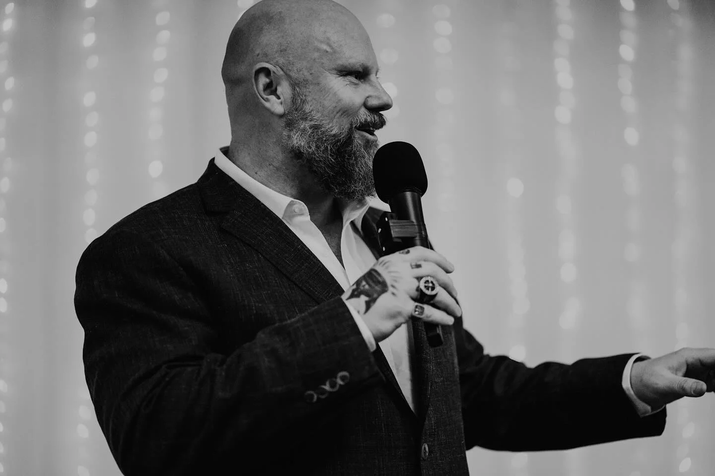 best-marriage-celebrants-NSW-2025-ABIA-Awards-Monty-King-Celebrant-photo-@thelovemazeco