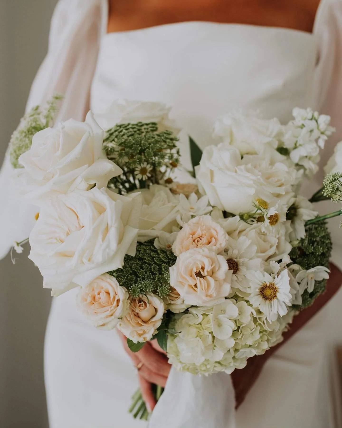 best-wedding-flowers-and-bouquets-queensland-shannon-hawkes-artisan-florals-photo-@dani.drury.photographer