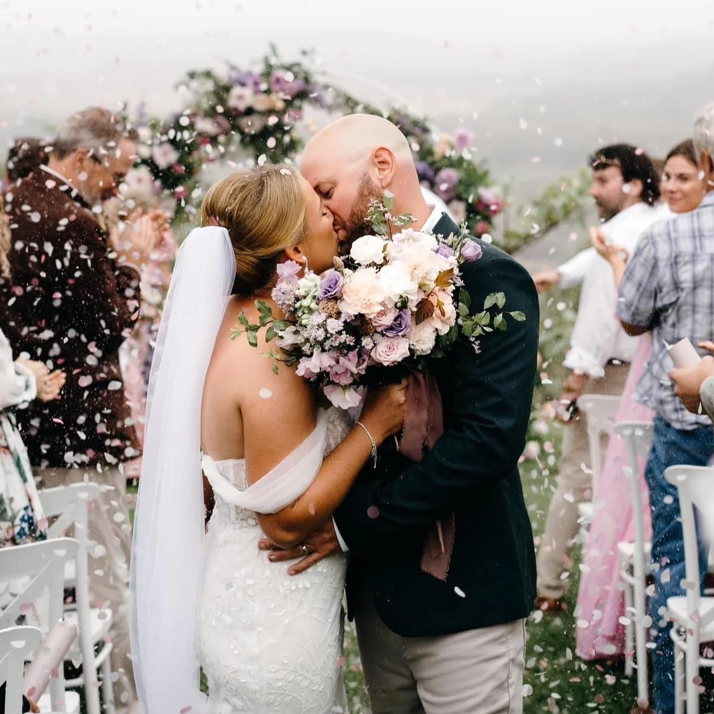 best-wedding-flowers-and-bouquets-queensland-shannon-hawkes-artisan-florals-photo-@grey.skies.photographics