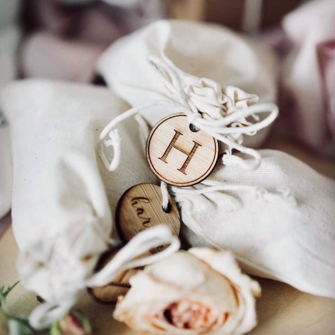 bridesmaids-gifts-ideas-personalisation-monogrammed-wooden-discs-from-The-Little-Event-Boutique