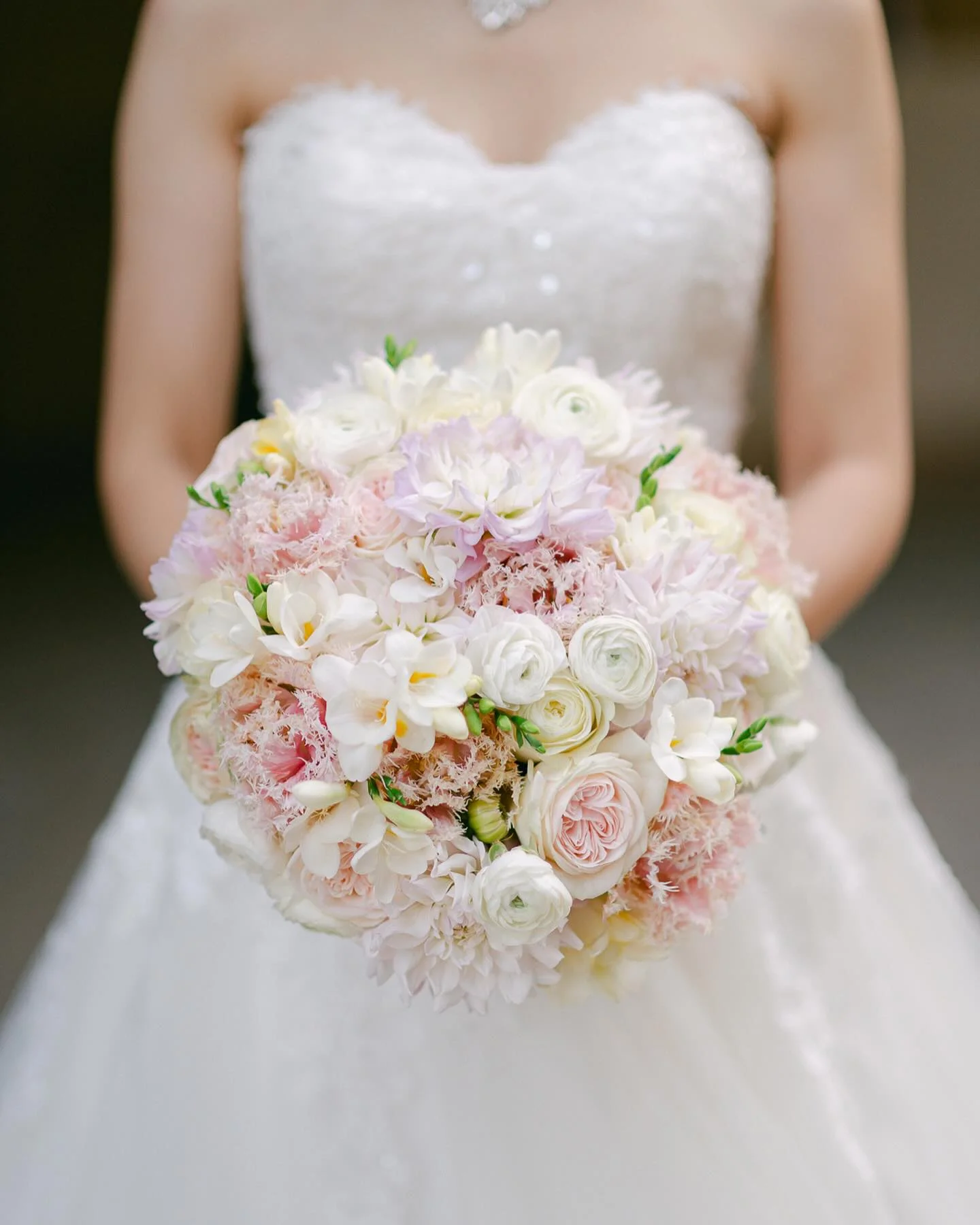 complete-guide-to-wedding-flowers-Lovely-Bridal-Blooms-Wilberforce-photo-@ballyhoophoto