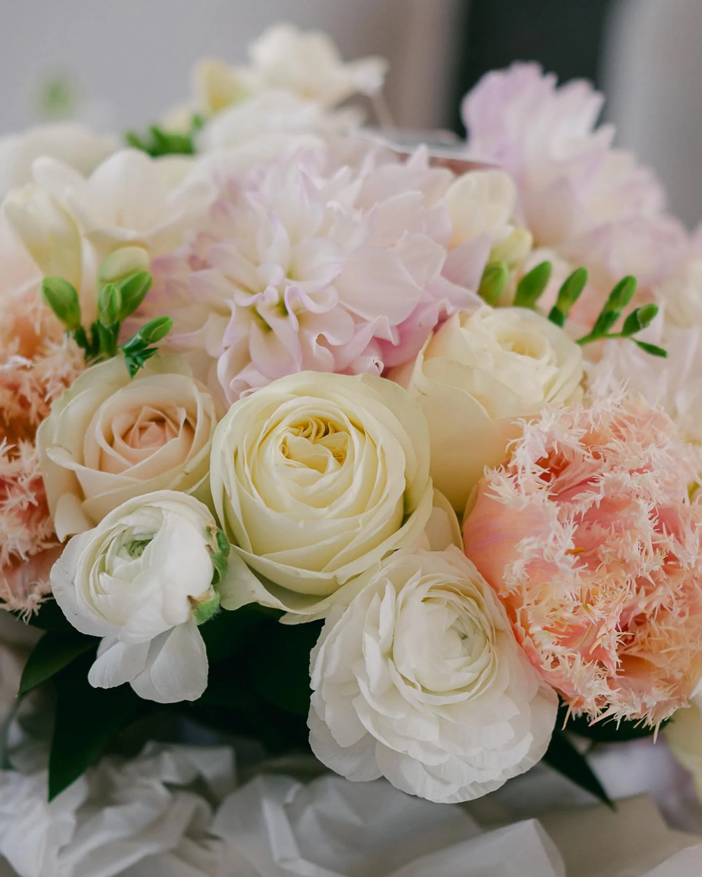 complete-guide-to-wedding-flowers-Lovely-Bridal-Blooms-Wilberforce-photo-@ballyhoophoto