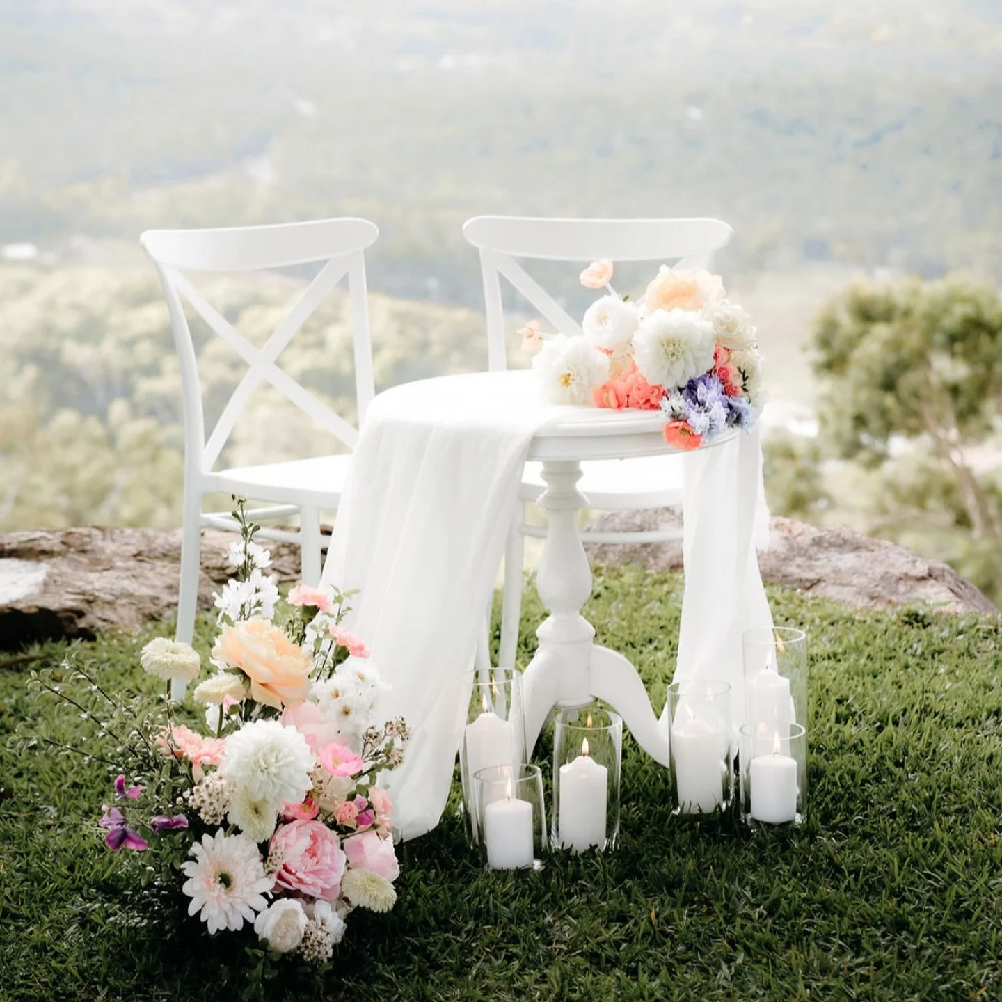 complete-guide-to-wedding-flowers-Shannon-Hawkes-Artisan-Florals-Yeppoon-photo-@grey.skies.photographics