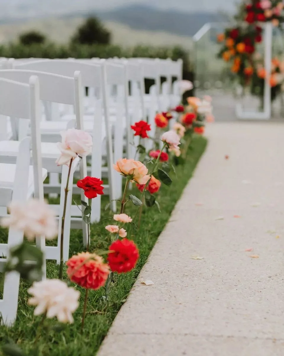 complete-guide-to-wedding-flowers-Willow-Bud-Perwillowen-photo-@fennelandfernphoto