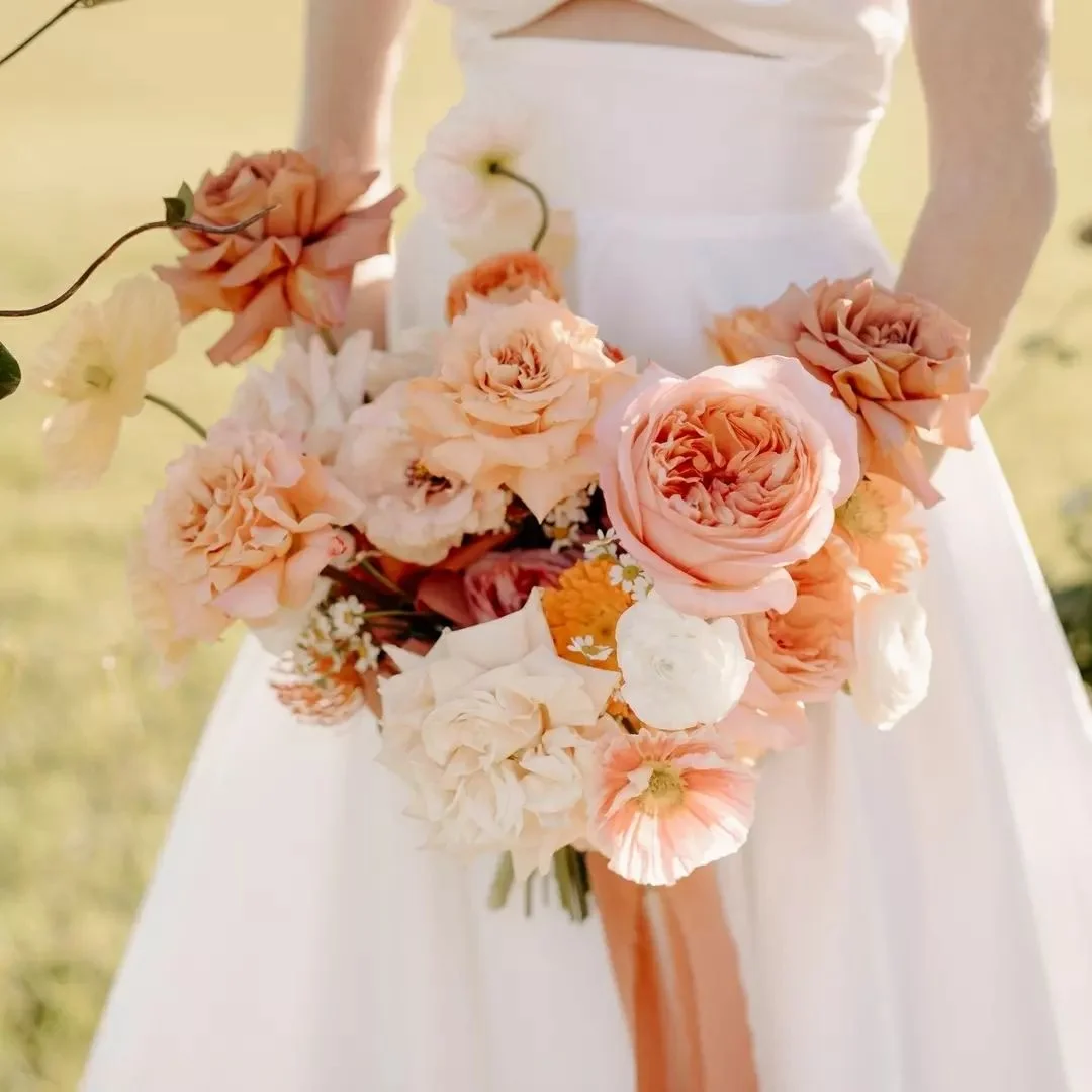 complete-guide-to-wedding-flowers-Willow-Bud-Perwillowen-photo-@trentandjessie