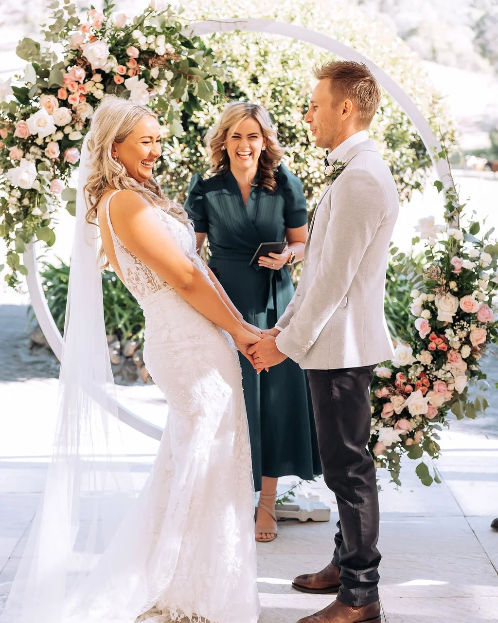 how-to-write-wedding-vows-toni-paget-celebrant-photo-@wild.weddings