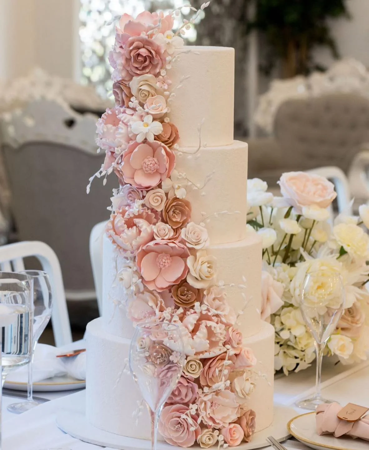pink-wedding-ideas-inspiration-cake-MelRose-Cakes-photo-@3lphotographyandfilm-2