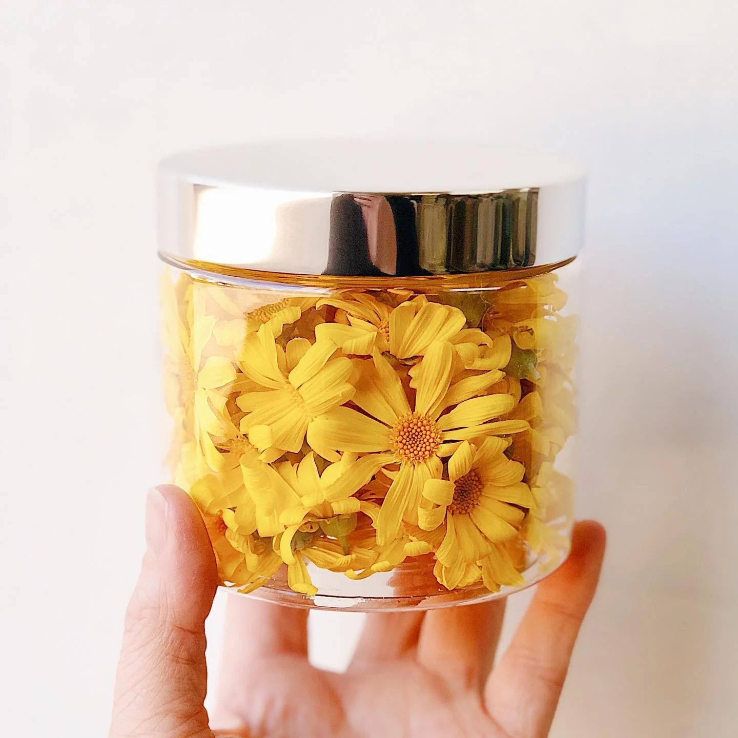 spring-wedding-ideas-freeze-dried-flowers-petal-confetti-Simply-Rose-Petals