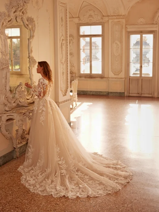 winter-wedding-ideas-and-inspiration-wedding-dress-The-Sposa-Group-photo-Demetrios