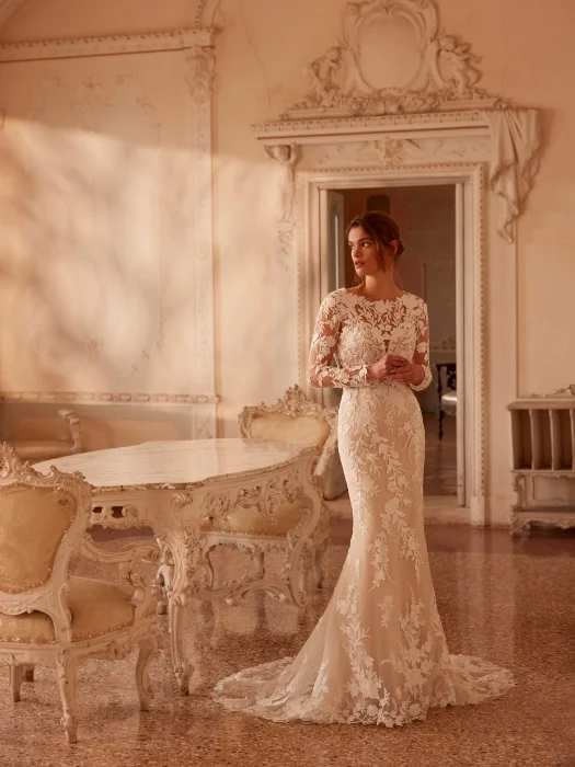 winter-wedding-ideas-and-inspiration-wedding-dress-The-Sposa-Group-photo-Demetrios