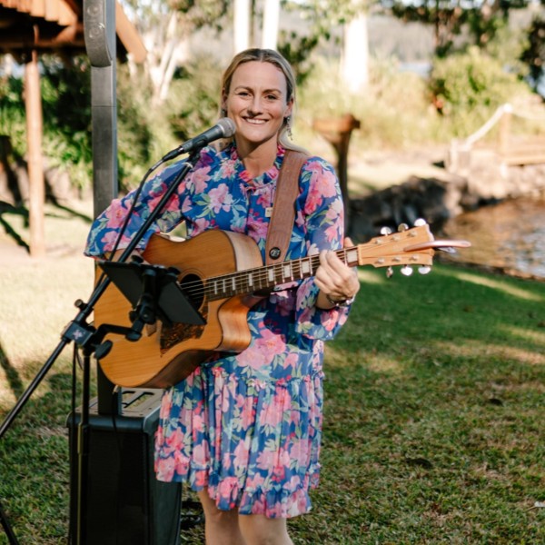Amanda Jensen Sunshine Coast Wedding Singer at Secrets on the Lak