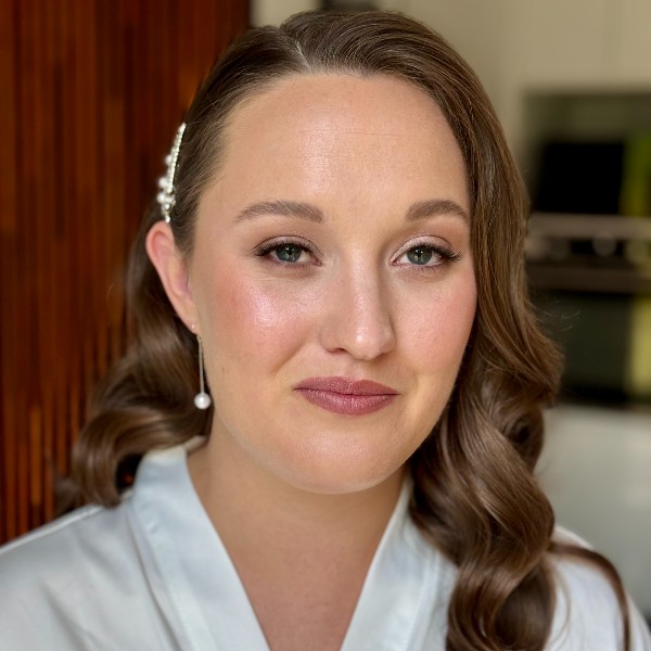 Light pink toned makeup with classic wave