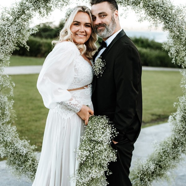 En Masse Baby's breath, an all round ceremony feature lush full of Baby's Breath stars, with trailing bouquet, hair flowers and complimenting buttonho