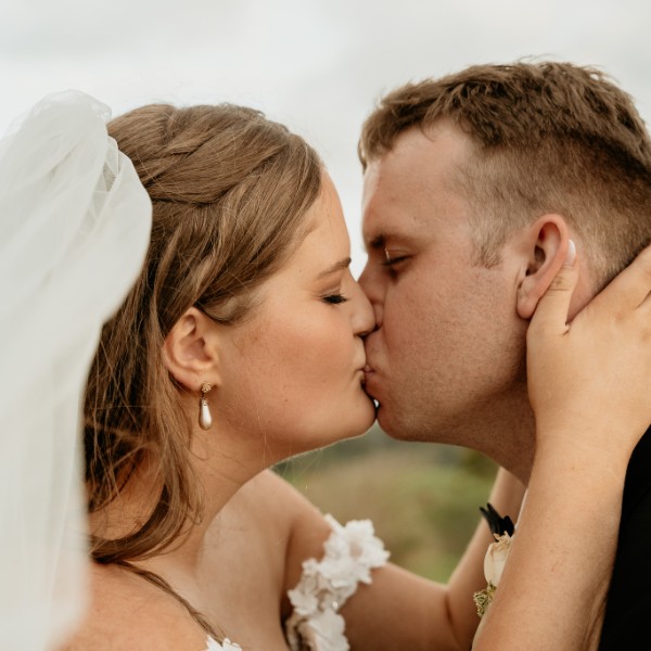 Bride & Groom Kiss