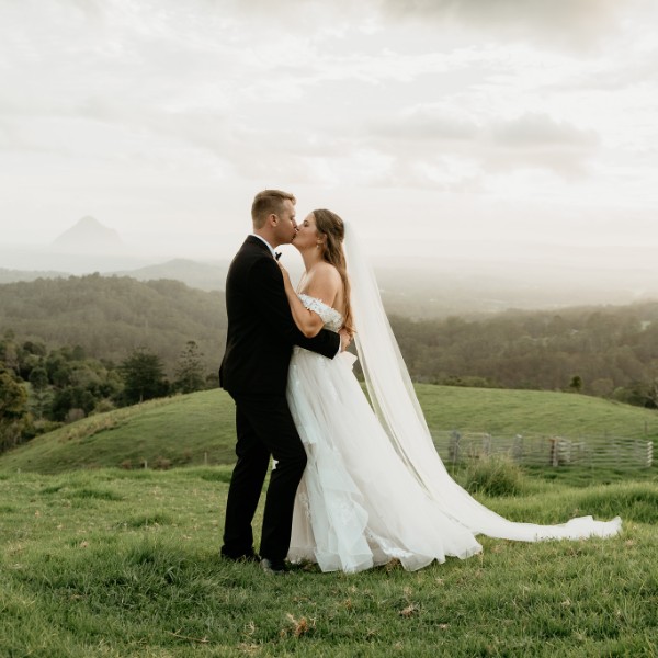 Bride & Groom Hinterland Kiss