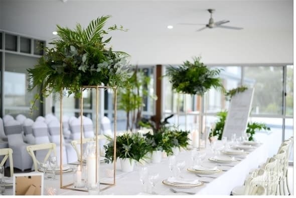 Tall greenery centerpieces - Photography by Shell Bells Photography