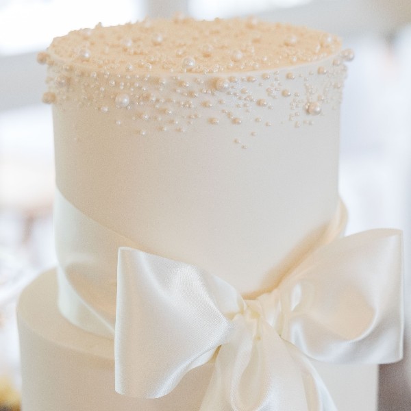 Bow and Pearl wedding cake