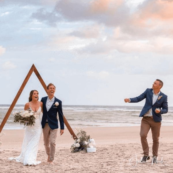 Hannah & Simons Sunrise Elopement - Confetti shower! Elopements Noosa & Jodie Modric Photography!