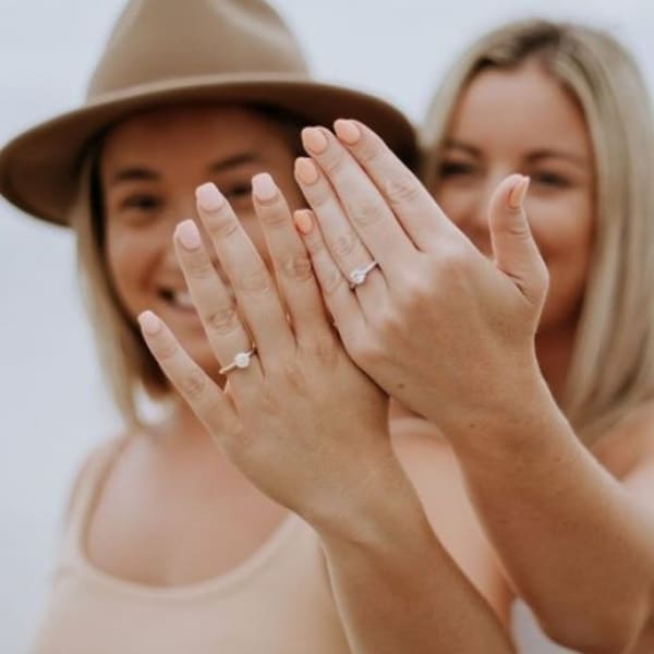 Yellow-gold-round-cut-diamond-engagement-ring
