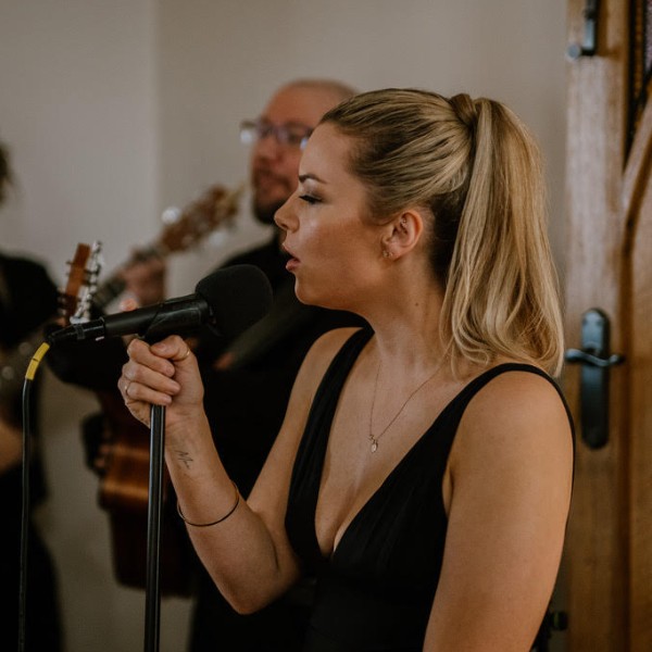 Live Acoustic Wedding Ceremony Music. Vocals: Sally Jackson. Acoustic Guitar: Scott jolley & Tijon Lolis. Photo Credit: @sweeterthanhoneyau
