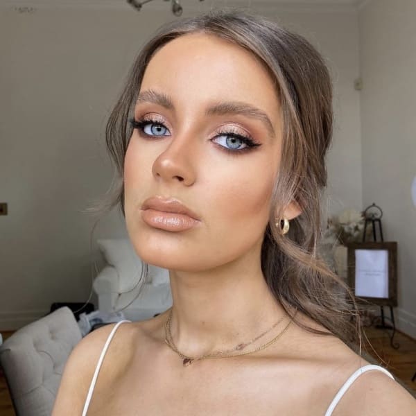 Bridal makeup with defined eyes