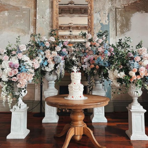 spectacular pastels for a spectacular cake cutting moment