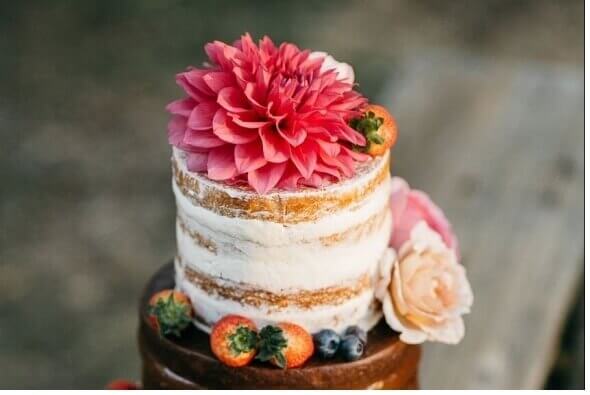 Fresh from our collaboration with TOAST MAGAZINE, we bring you our Bohemian Luxe wedding cake. Flowers by Poppy Culture and photography by White Shutt