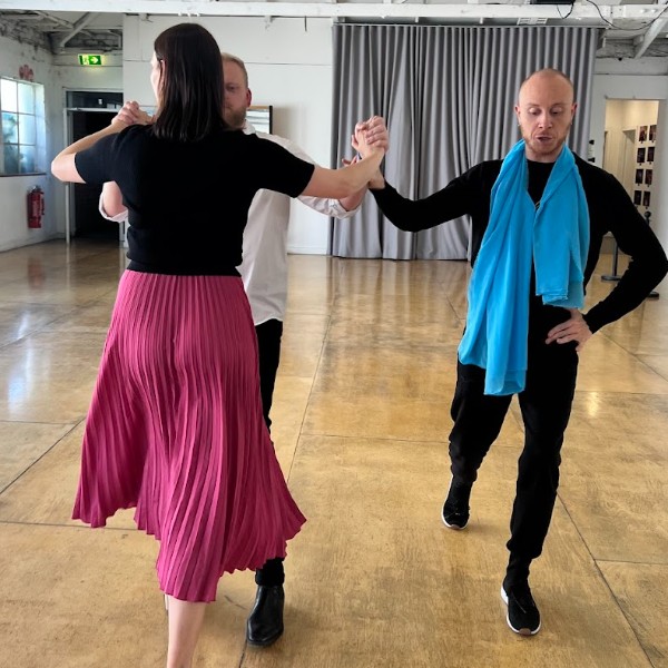 wedding couple learning with teacher