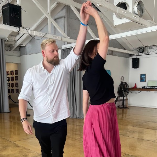 wedding couple learning to dance