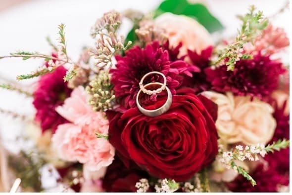 Bouquet with wedding rings