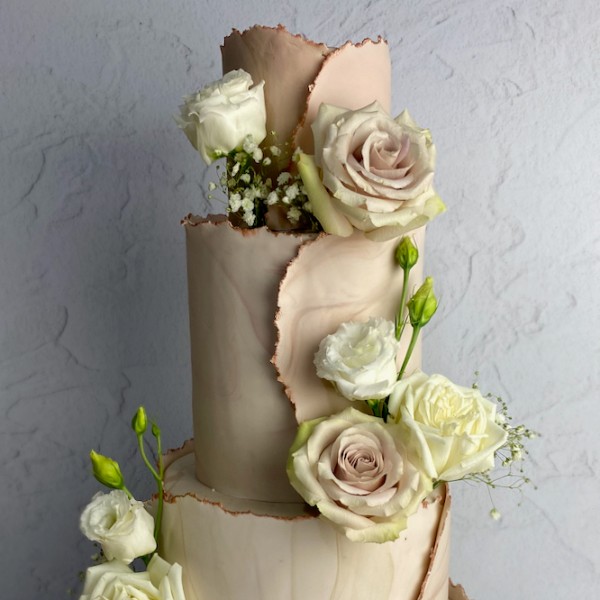 Marbled fondant cake with fresh roses