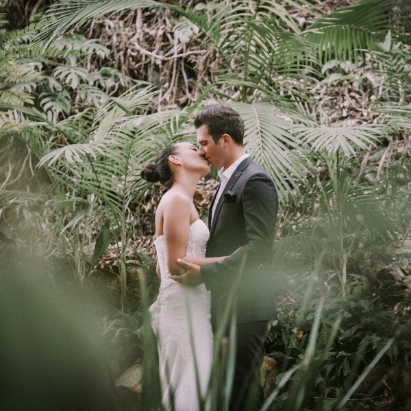 outdooe-wedding-photos-bride-groom-kissing