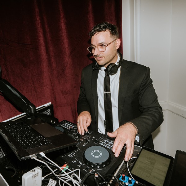WEDDING DJ ROBERTSON